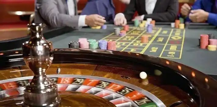 Pengguna membaca panduan bantuan akun